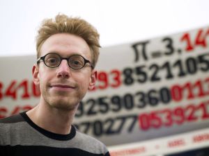 Daniel Tammet tem a capacidade de dizer os "primeiros" 22.514 dígitos de PI e aprender línguas rapidamente (fala 11 línguas).